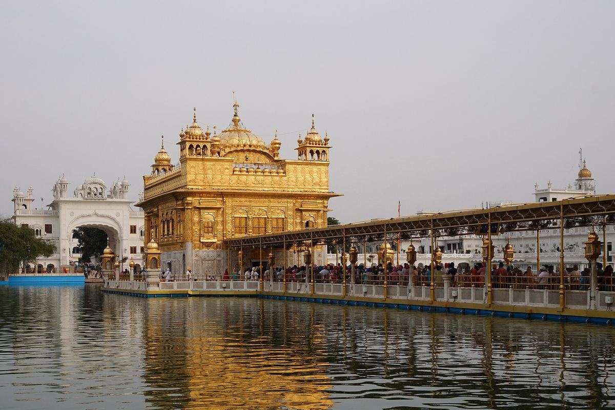 Der Goldene Tempel in Amritsar mit seinem vergoldeten Heiligtum inmitten eines Wasserbeckens