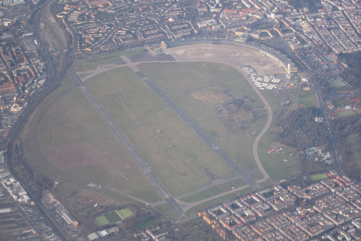 Luftaufnahme des Tempelhofer Felds in Berlin mit den ehemaligen Start- und Landebahnen und weiten Wiesen