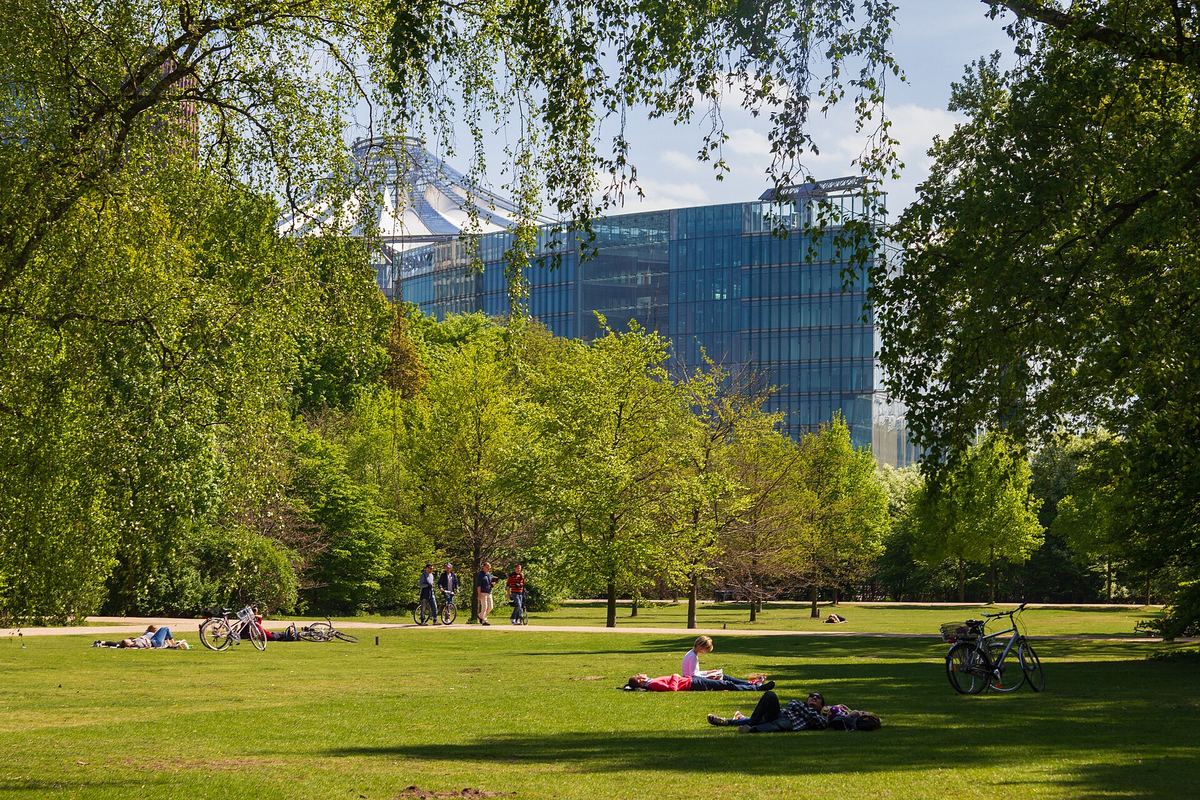 Weg durch den Großen Tiergarten in Berlin mit hohen Bäumen und Wiesen