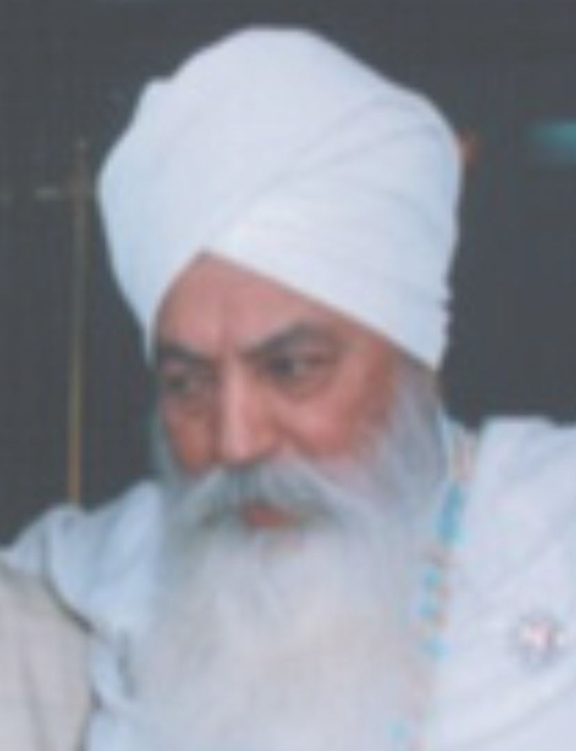 Porträtfoto von Yogi Bhajan mit weißem Turban und Bart